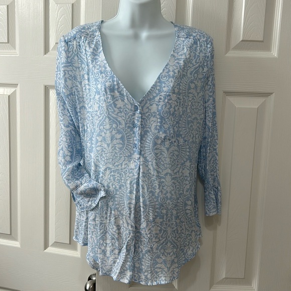 Fred David floral V NeckBlouse Top with 3 Button front pull over. - Picture 8 of 8